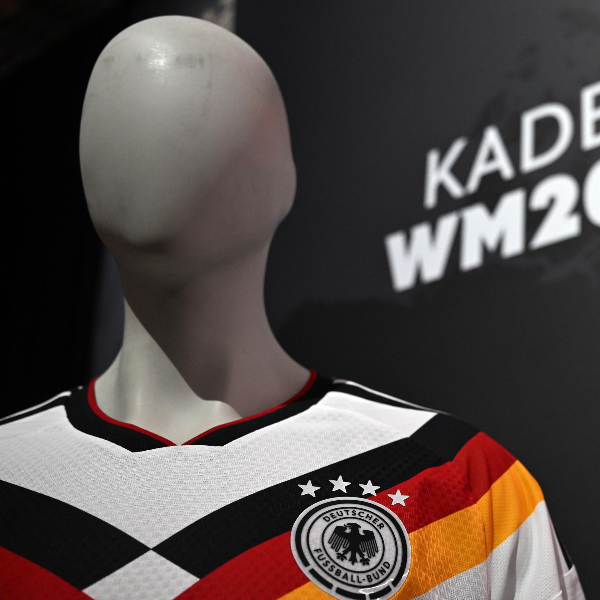 Eine Schaufensterpuppe präsentiert bei der Pressekonferenz zur Bekanntgabe des deutschen Kaders das Heimtrikot der deutschen Fußball-Nationalmannschaft für die Fußball-Weltmeisterschaft 2026.