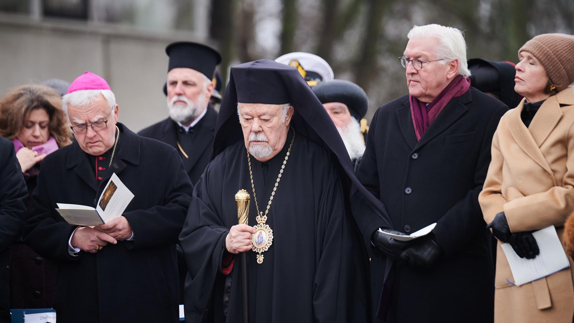 Heiner Koch (vordere Reihe, l-r), Erzbischof, Augoustinos Lambardakis, Erzbischof und Metropolit der griechisch-orthodoxen Metropolie von Deutschland, Frank-Walter Steinmeier und seine Frau Elke Büdenbender nehmen an der orthodoxen Wassersegnung zum Fest der Theophanie an der Spree teil.