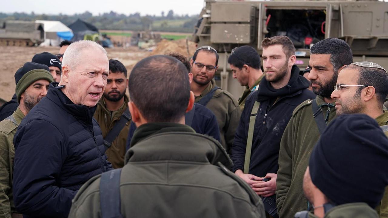 Israels Verteidigungsminister Galant unterhält sich mit Soldaten an der Grenze zum Gazastreifen.