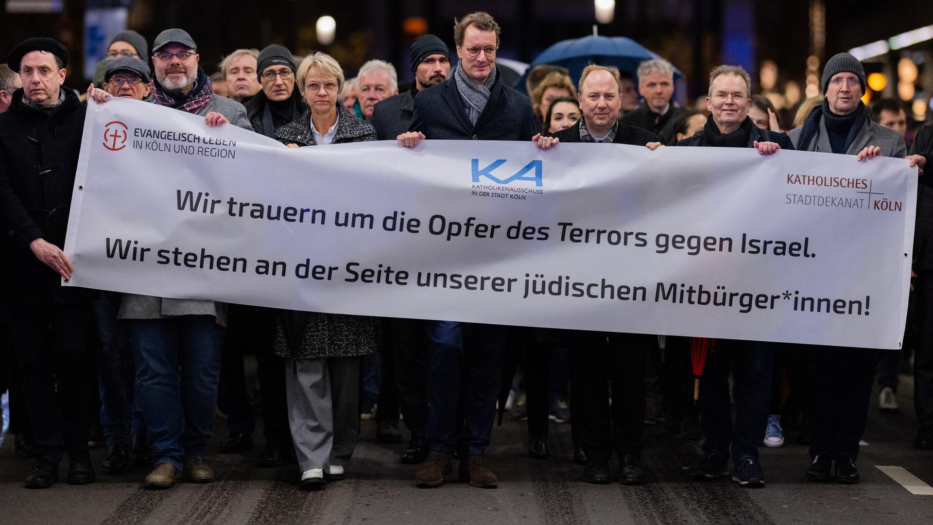 Nordrhein-Westfalens Ministerpräsident Hendrik Wüst (CDU) nimmt an einem Schweigegang für die Opfer des Terrors in Israel und aus Solidaritär für die jüdischen Mitbürger teil.