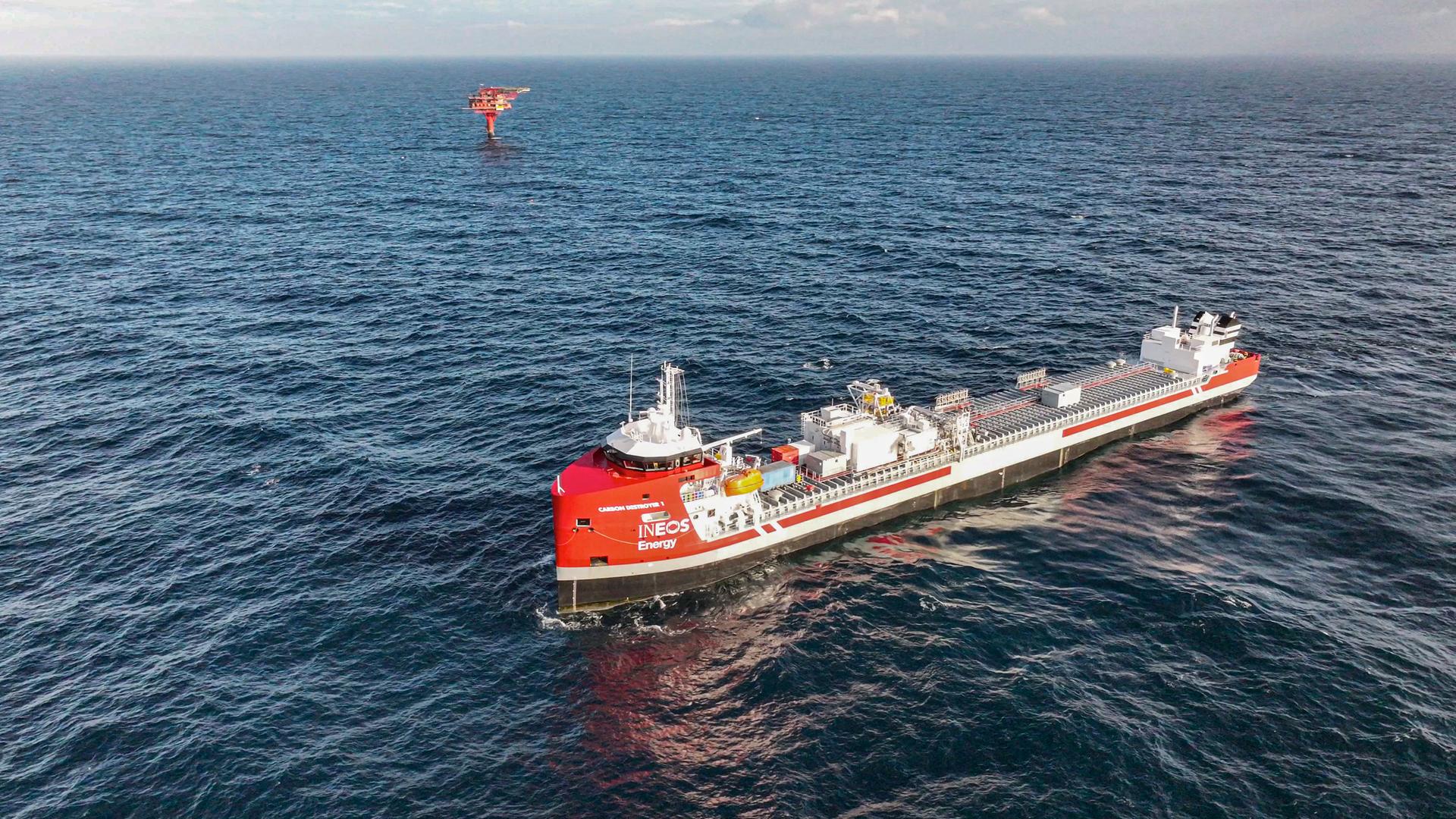 Dänemark, Esbjerg: Dieses von INEOS Energy zur Verfügung gestellten Bild zeigt das Offshore-CO2-Transportschiff Carbon Destroyer 1, das vor der ausgedienten Ölplattform Nini West in der Nordsee liegt.