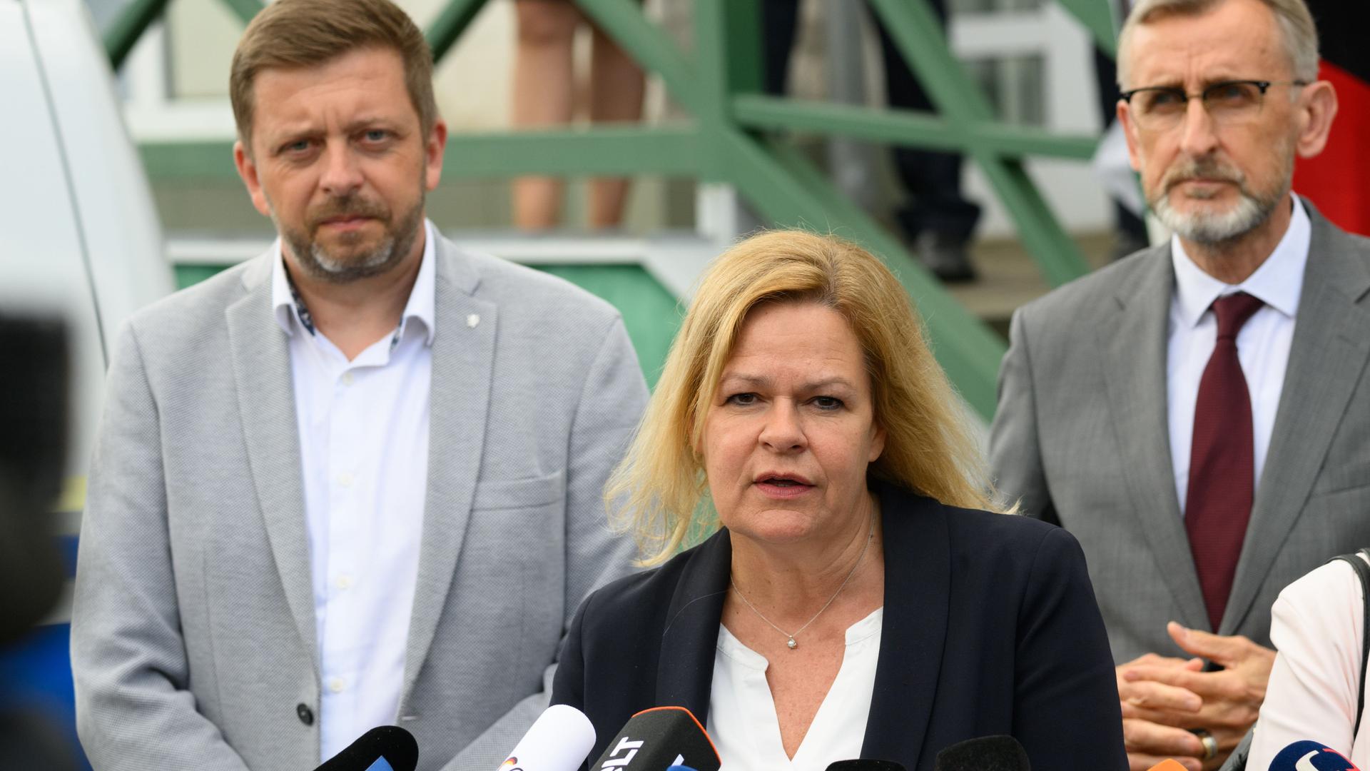 Bad Gottleuba-Berggießhübel: Nancy Faeser (SPD, M), Bundesinnenministerin, ihr tschechischer Ressortkollege Vít Rakusan (l) und Armin Schuster (CDU), Innenminister in Sachsen, stehen an der deutsch-tschechischen Grenze und halten eine Pressekonferenz. Bad Gottleuba-Berggießhübel: Nancy Faeser (SPD, M), Bundesinnenministerin, ihr tschechischer Ressortkollege Vít Rakusan (l) und Armin Schuster (CDU), Innenminister in Sachsen, stehen an der deutsch-tschechischen Grenze und halten eine Pressekonferenz.