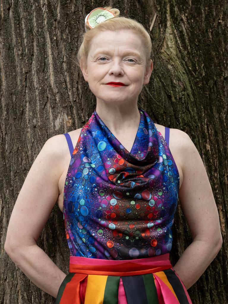 Sasa Hanten lehnt in einem bunten Kleid an einem Baum. Sasa Hanten lehnt in einem bunten Kleid an einem Baum.
