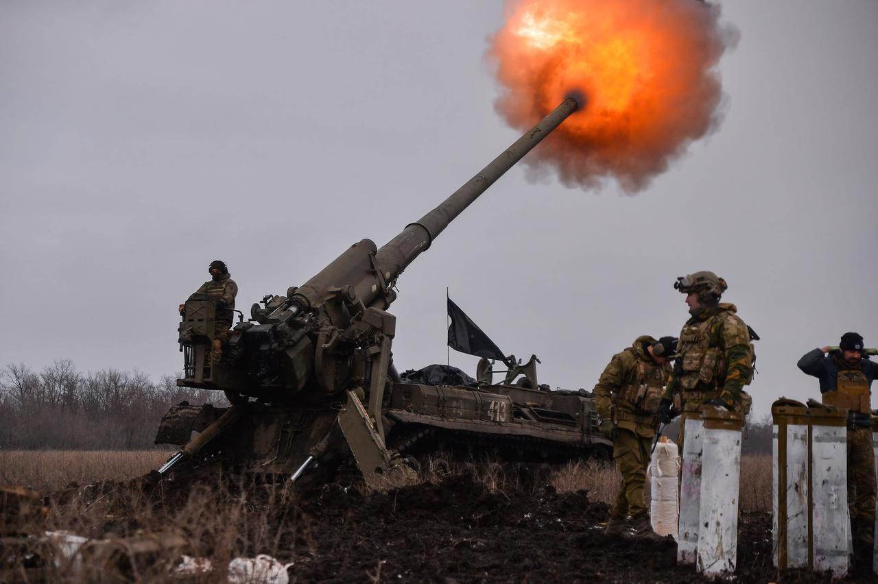 Urainische Artillerie-Teams feuern auf russische Stellungen in Bachmut. 
