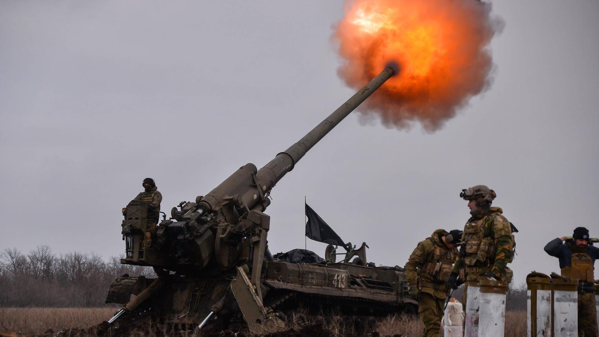 Urainische Artillerie-Teams feuern auf russische Stellungen in Bachmut. 