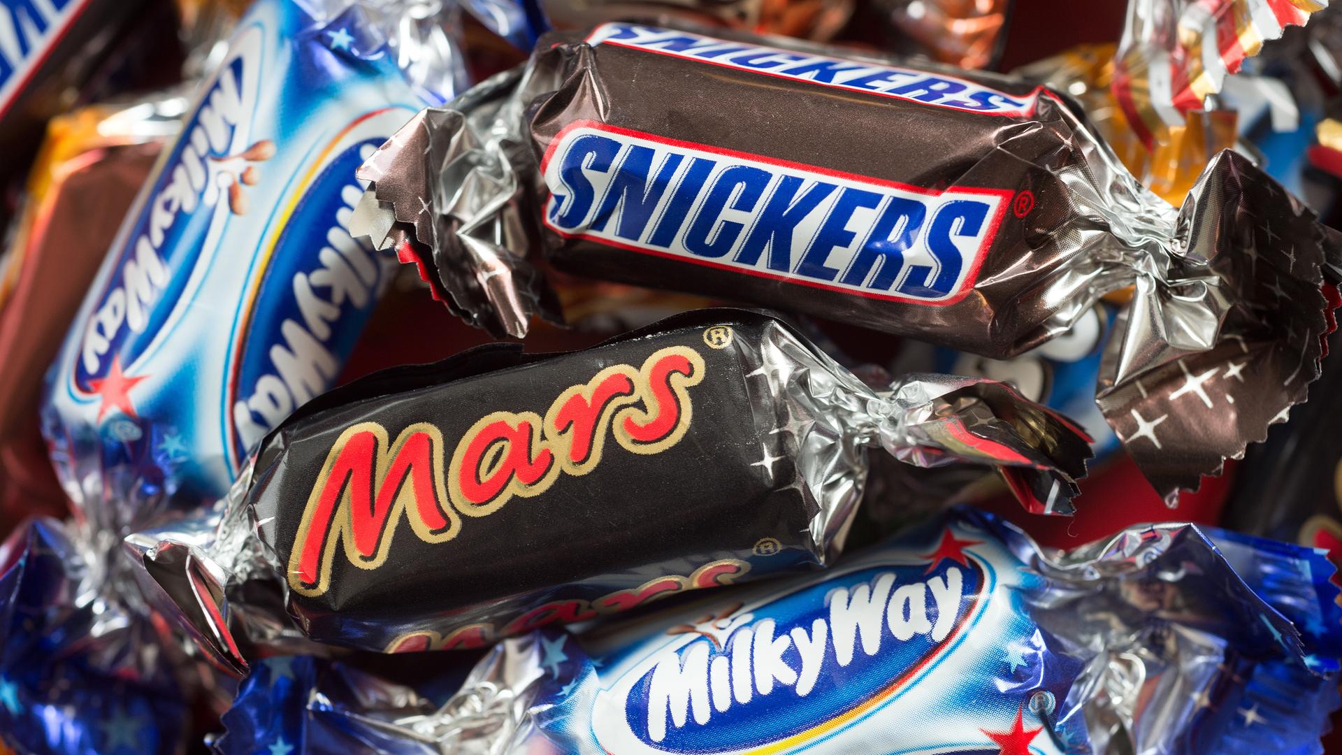Verschiedene Schokoriegel des Lebensmittelkonzerns Mars liegen auf einem Tisch. Verschiedene Schokoriegel des Lebensmittelkonzerns Mars liegen auf einem Tisch.