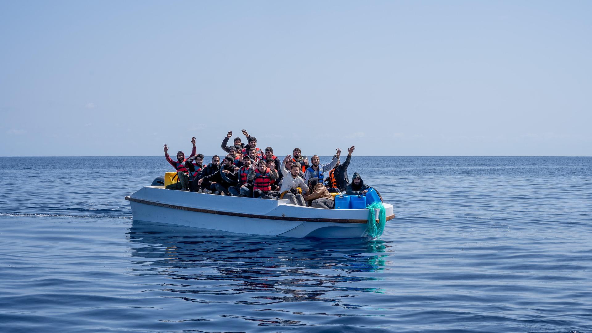 Eine Hilfsorganisation rettet im März Flüchtlinge auf einem Boot im Mittelmeer vor der libyschen Küste. 