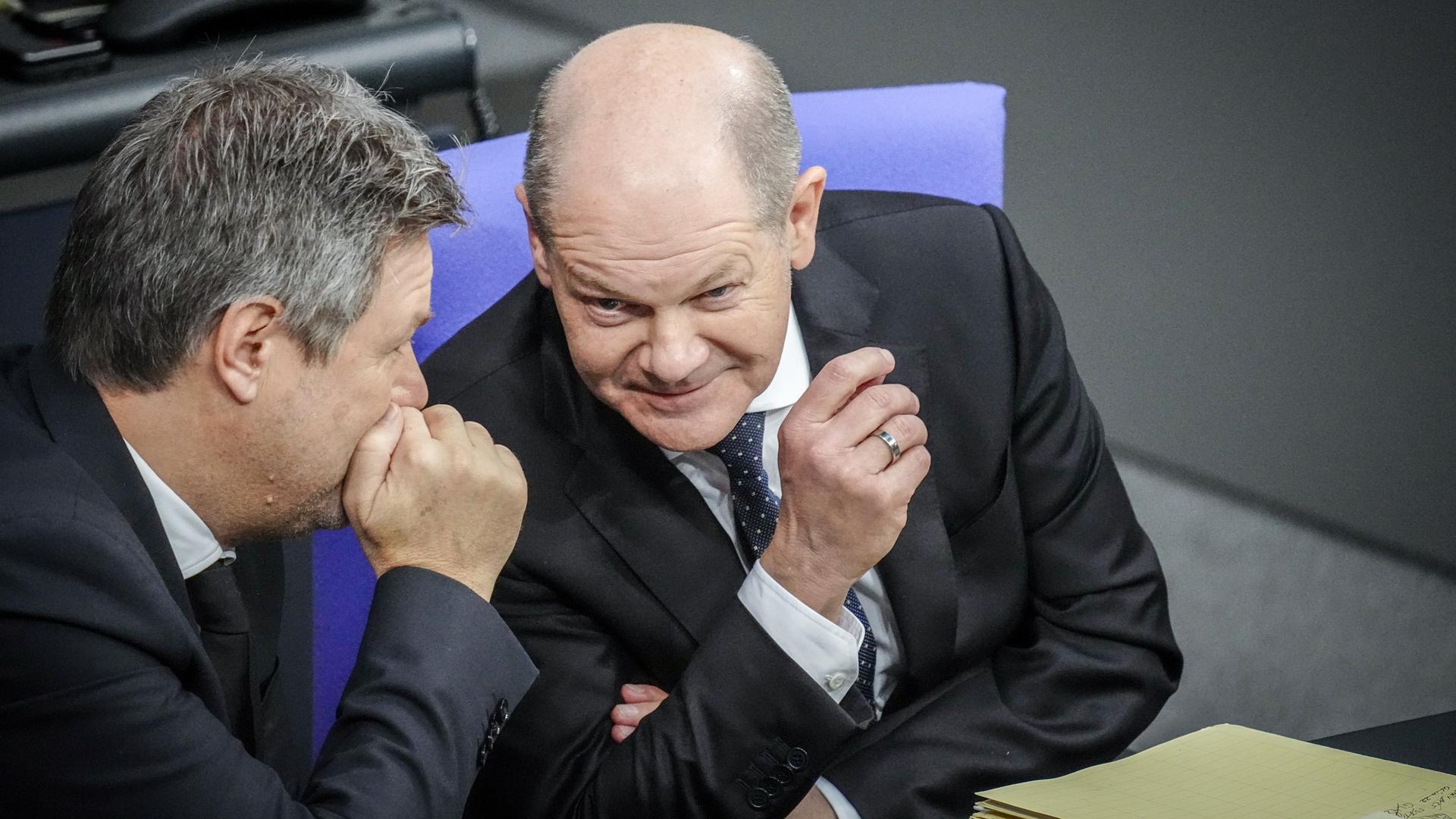 Robert Habeck (links), Bundesminister für Wirtschaft und Klimaschutz, und Bundeskanzler Olaf Scholz nehmen nach der Regierungserklärung im Bundestag an der Sitzung teil. In der Nacht haben sich die Ampelparteien auf einen Bundeshaushalt für das Jahr 2024 geeinigt.