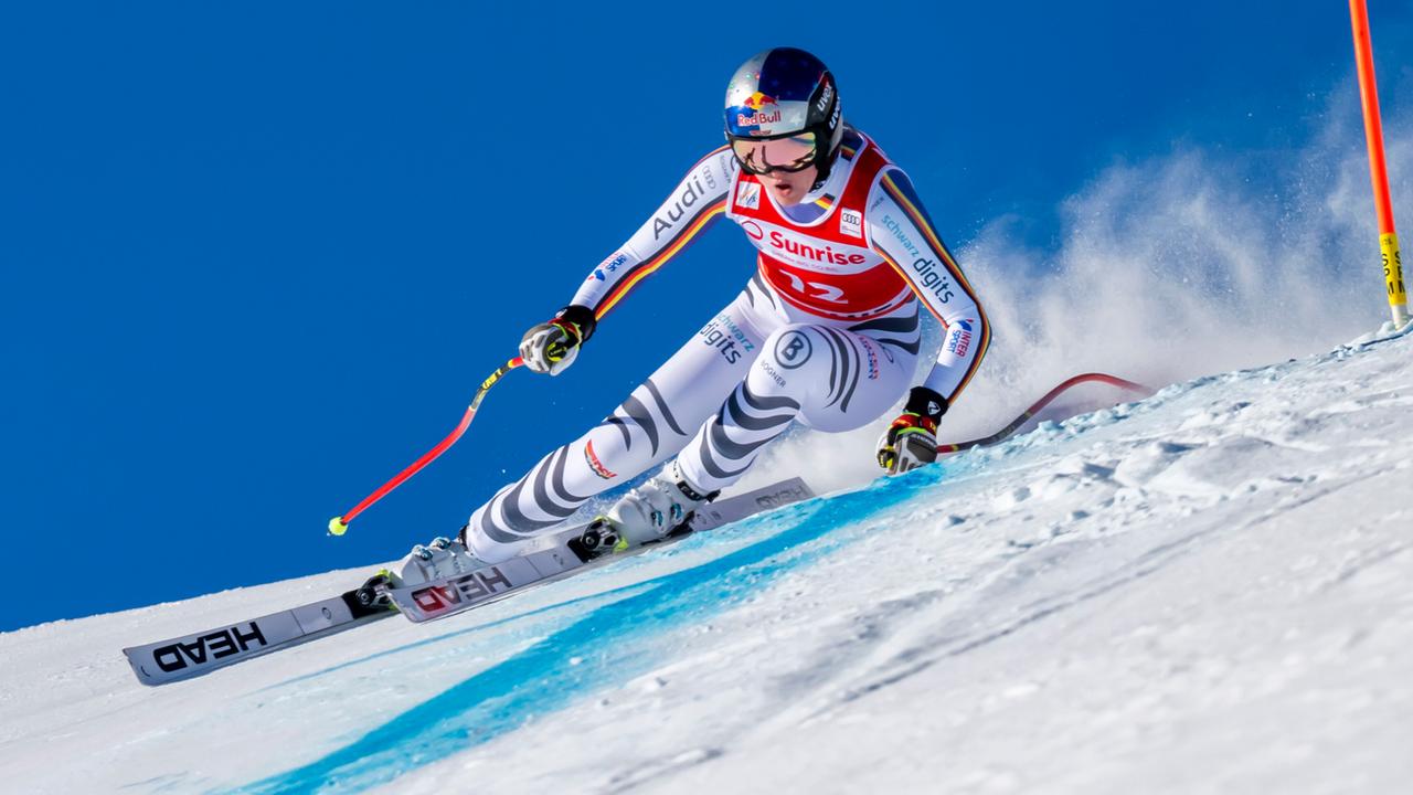 Skifahrerin Emma Aicher während der Abfahrt in St. Moritz in einer Kurve.