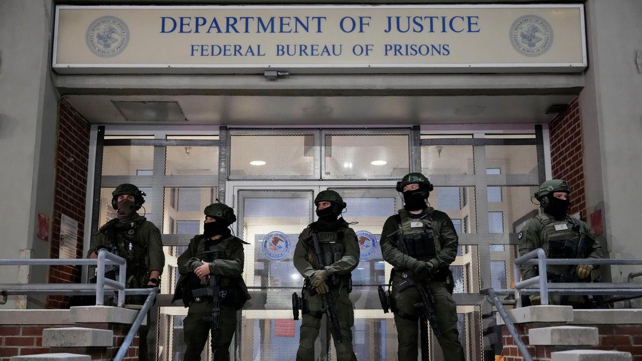 Bundesbeamte der US-Strafverfolgungsbehörden vor dem Metropolitan Detention Center (Gefängnis) in New York, wo der venezolanische Präsident Maduro einsitzt.