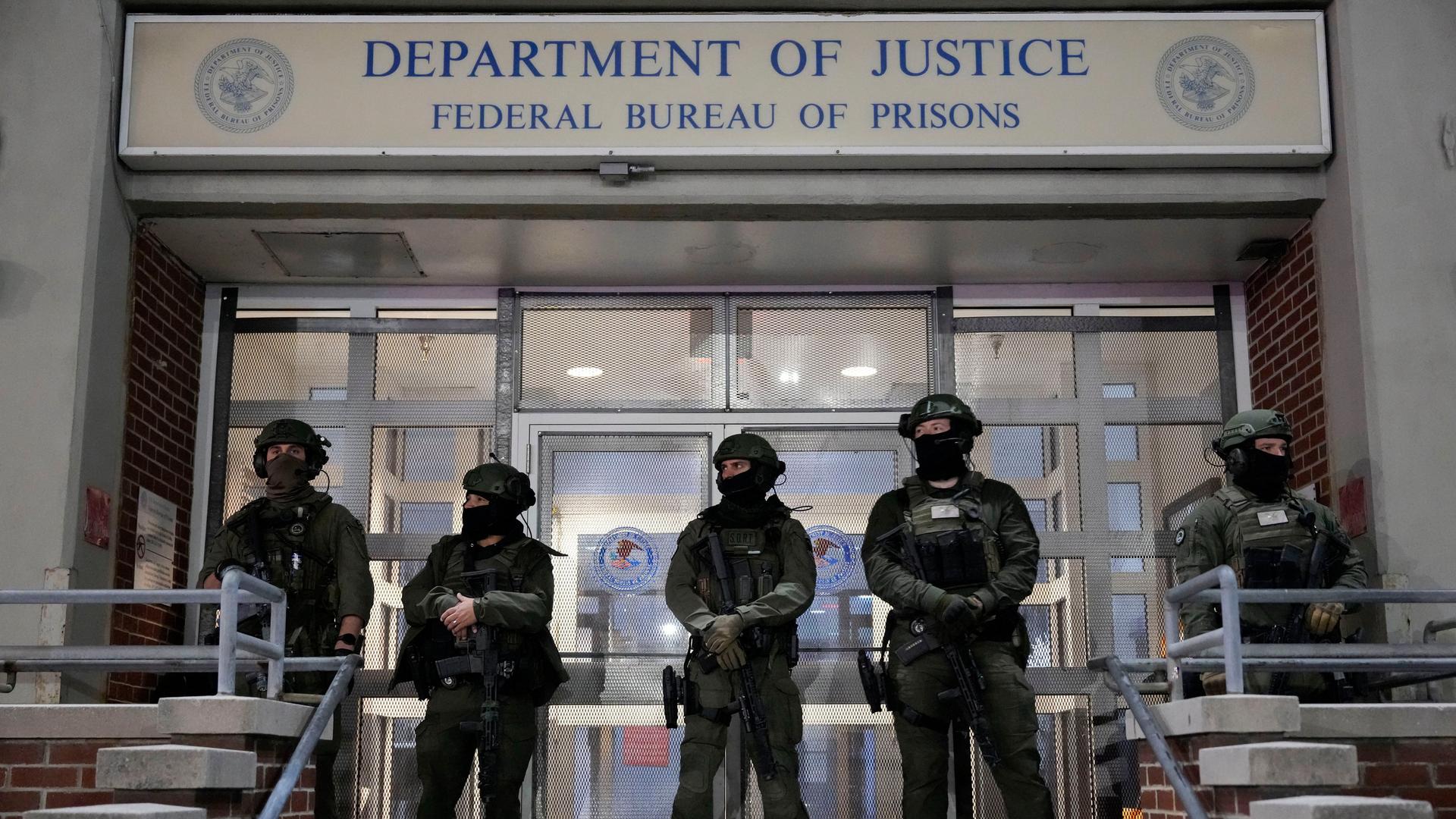 Bundesbeamte der US-Strafverfolgungsbehörden vor dem Metropolitan Detention Center (Gefängnis) in New York, wo der venezolanische Präsident Maduro einsitzt.