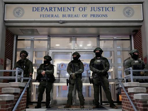 Bundesbeamte der US-Strafverfolgungsbehörden vor dem Metropolitan Detention Center (Gefängnis) in New York, wo der venezolanische Präsident Maduro einsitzt. Bundesbeamte der US-Strafverfolgungsbehörden vor dem Metropolitan Detention Center (Gefängnis) in New York, wo der venezolanische Präsident Maduro einsitzt.