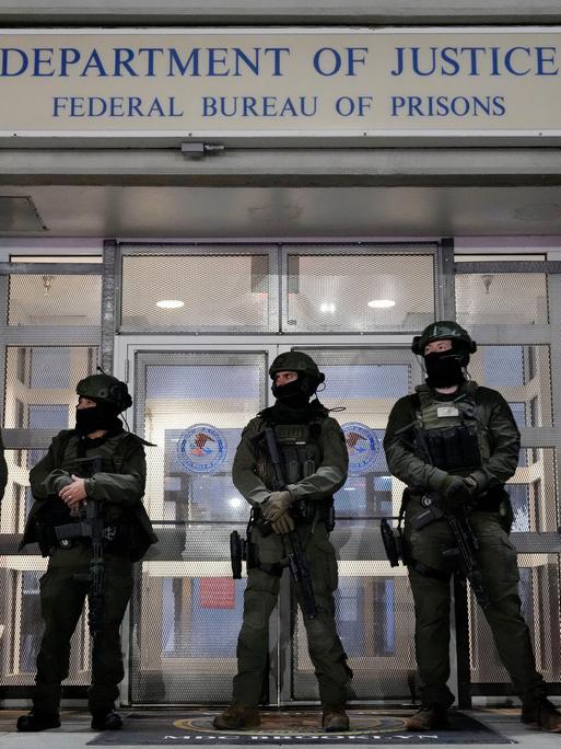 Bundesbeamte der US-Strafverfolgungsbehörden vor dem Metropolitan Detention Center (Gefängnis) in New York, wo der venezolanische Präsident Maduro einsitzt.