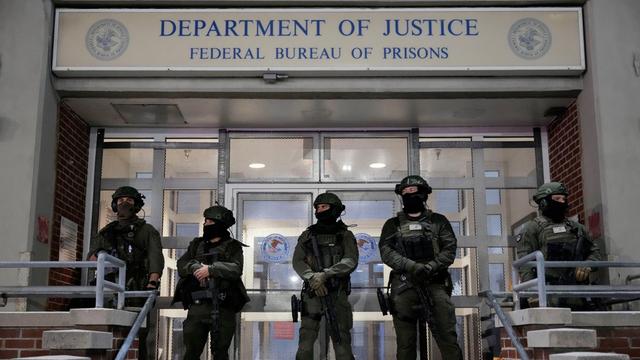 Bundesbeamte der US-Strafverfolgungsbehörden vor dem Metropolitan Detention Center (Gefängnis) in New York, wo der venezolanische Präsident Maduro einsitzt.