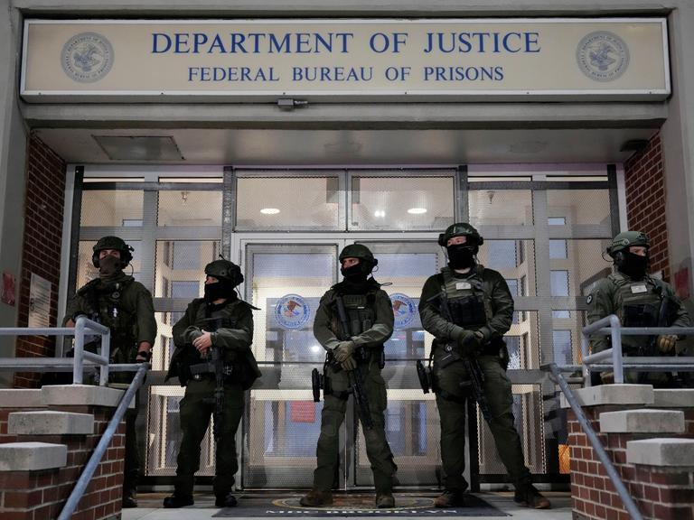 Bundesbeamte der US-Strafverfolgungsbehörden vor dem Metropolitan Detention Center (Gefängnis) in New York, wo der venezolanische Präsident Maduro einsitzt.
