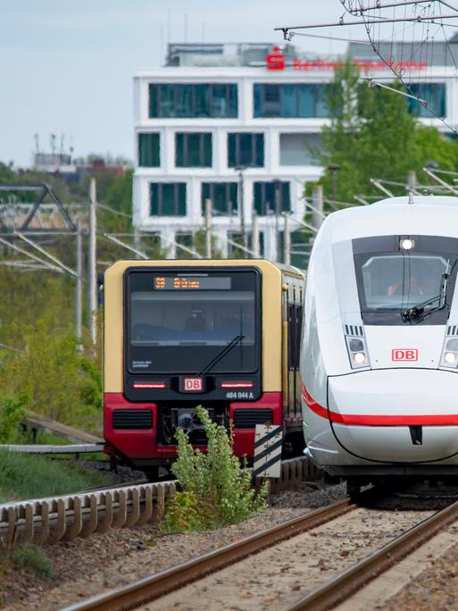 Ein ICE der Deutschen Bahn fährt an einer S-Bahn vorbei