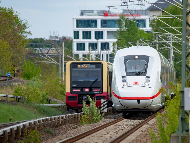 Ein ICE der Deutschen Bahn fährt an einer S-Bahn vorbei