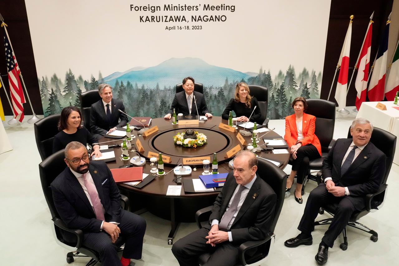 Das Bild zeigt die aktuellen Außenminister der G7-Staaten. Sie sitzen an einem runden Tisch und schauen in die Kamera. 