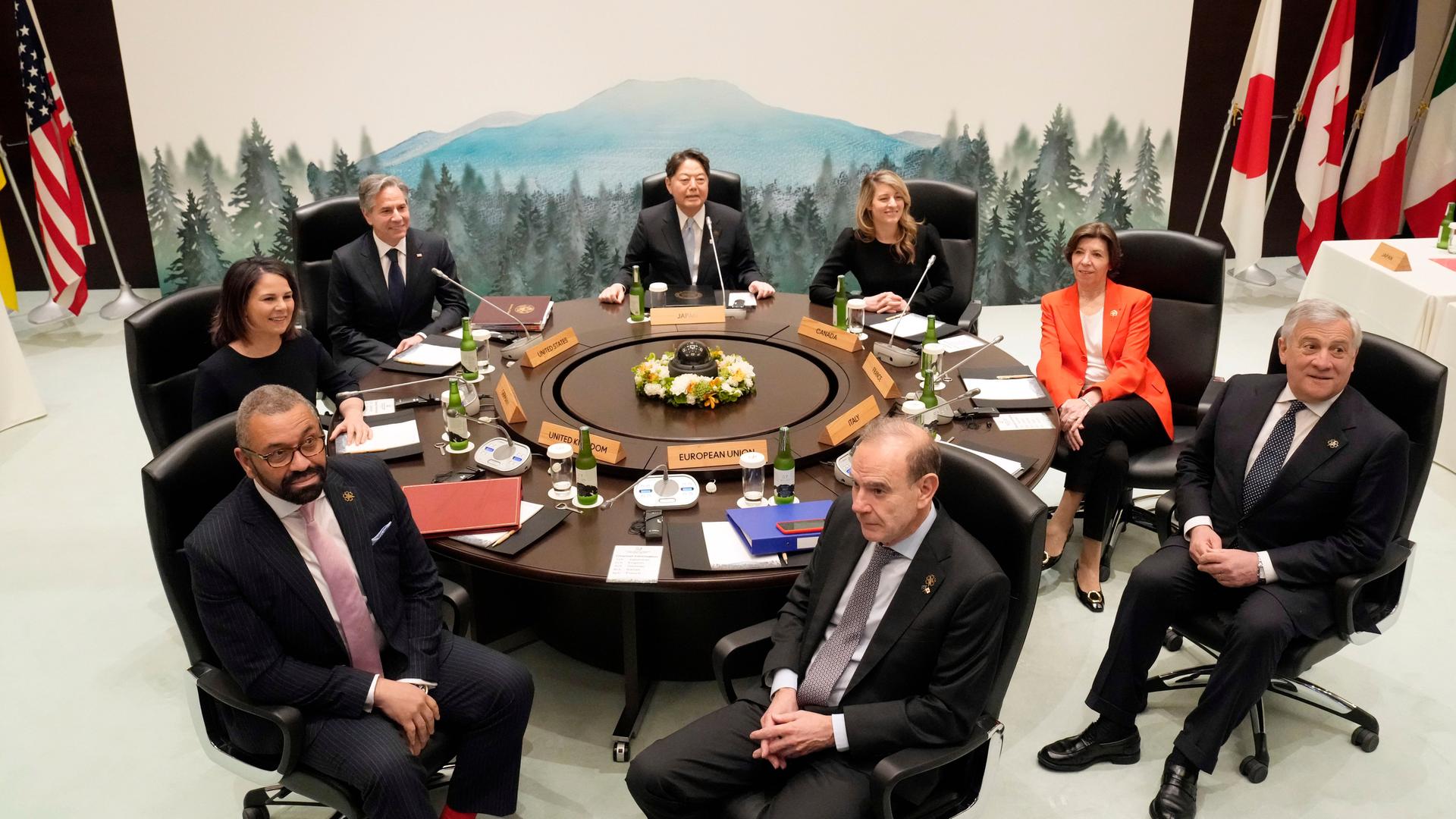 Das Bild zeigt die aktuellen Außenminister der G7-Staaten. Sie sitzen an einem runden Tisch und schauen in die Kamera.