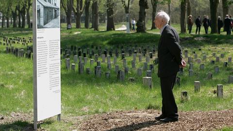 Im Jahr 2006 steht der damals 92-jährige Hans Lauter, ehemaliger Häftling im Konzentrations- und Strafgefangenenlager in Esterwegen, vor einer der Gedenktafeln auf dem früheren Lagergelände; auf der Tafel steht ein Infotext zum Thema Verpflegung der Insassen.