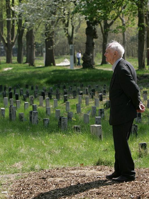 Im Jahr 2006 steht der damals 92-jährige Hans Lauter, ehemaliger Häftling im Konzentrations- und Strafgefangenenlager in Esterwegen, vor einer der Gedenktafeln auf dem früheren Lagergelände; auf der Tafel steht ein Infotext zum Thema Verpflegung der Insassen.