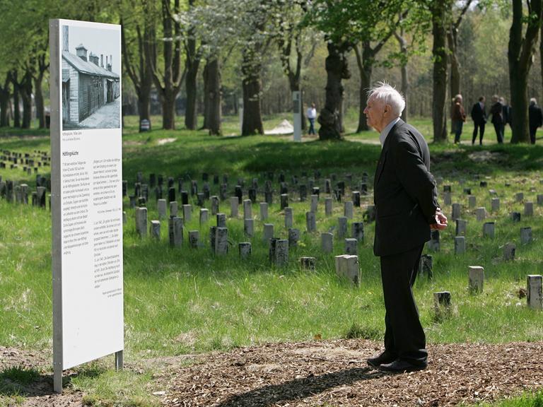 Im Jahr 2006 steht der damals 92-jährige Hans Lauter, ehemaliger Häftling im Konzentrations- und Strafgefangenenlager in Esterwegen, vor einer der Gedenktafeln auf dem früheren Lagergelände; auf der Tafel steht ein Infotext zum Thema Verpflegung der Insassen.