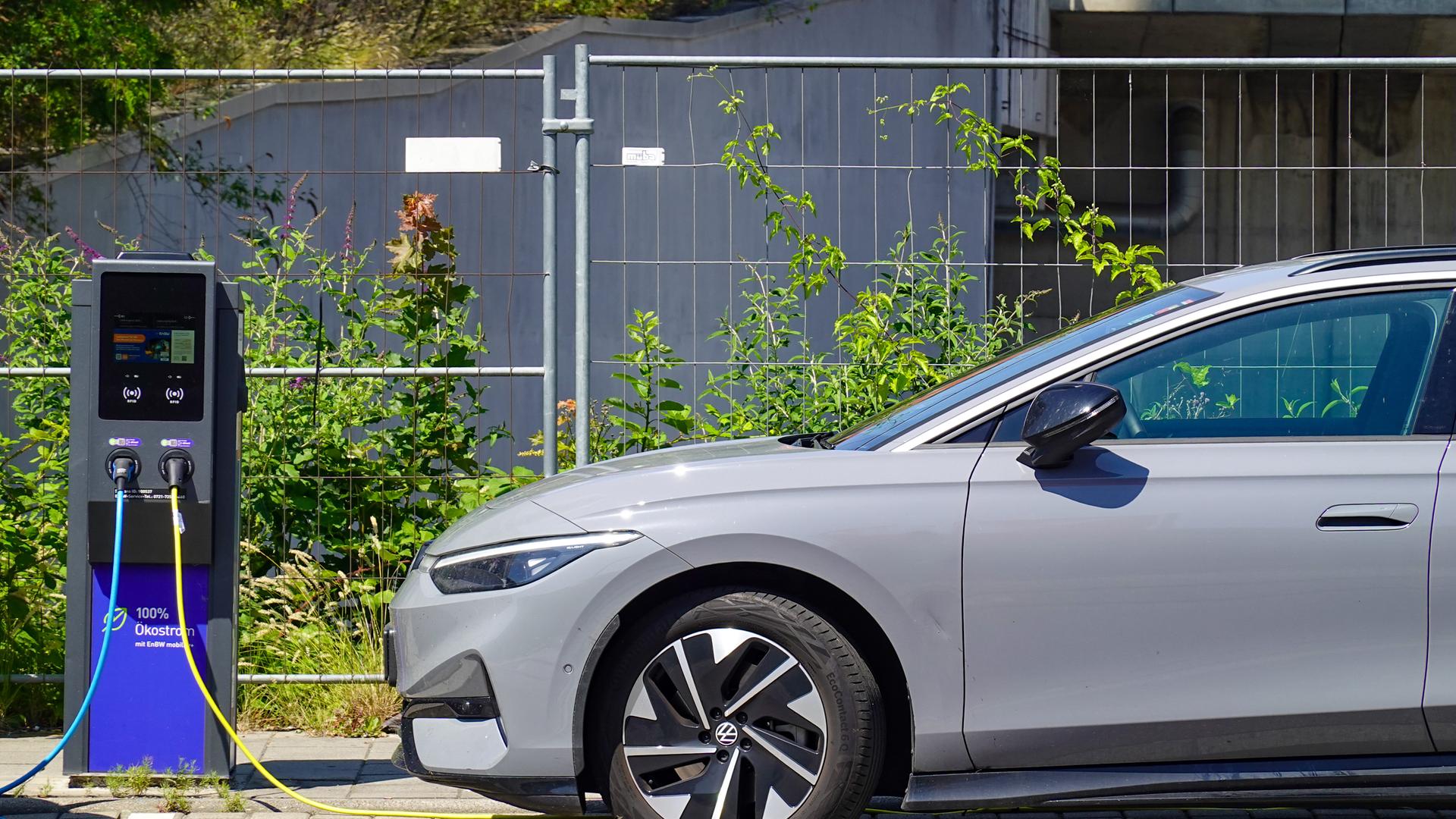 Ein Elektroauto an einer öffentlicher Ladestation.