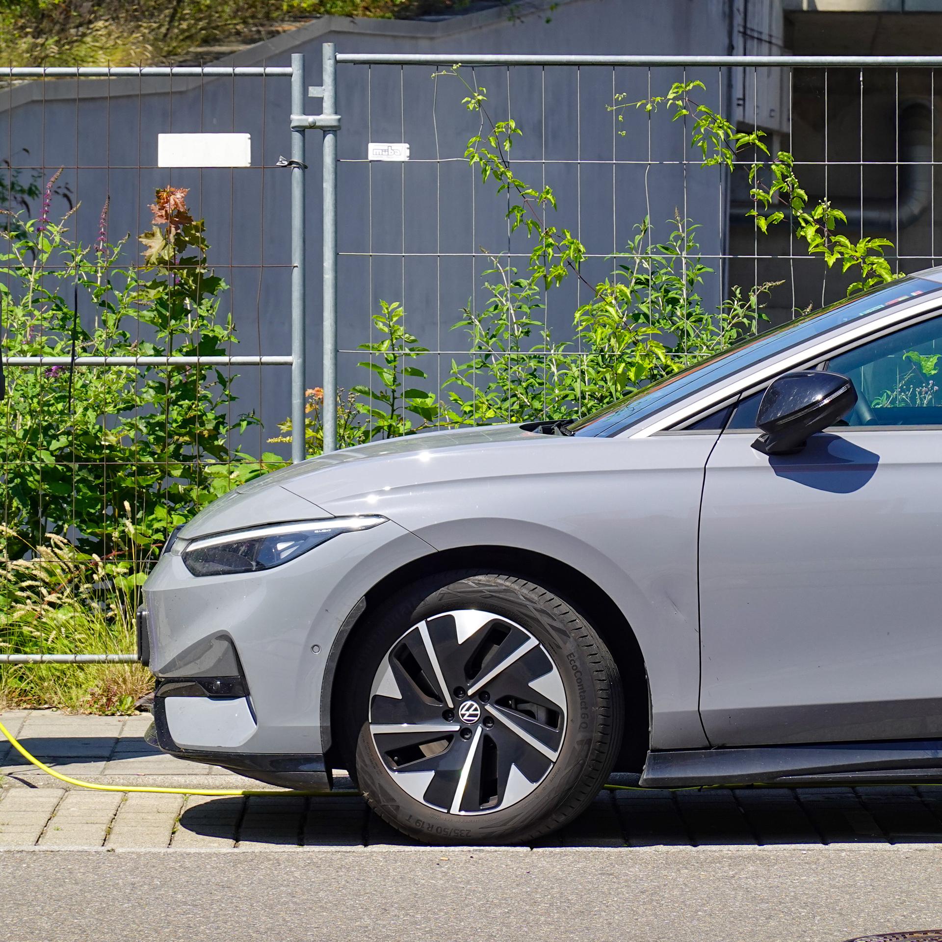 Ein Elektroauto an einer öffentlicher Ladestation.