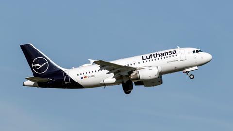 Ein Airbus A319 der Lufthansa CityLine startet am Flughafen in Berlin-Schönefeld