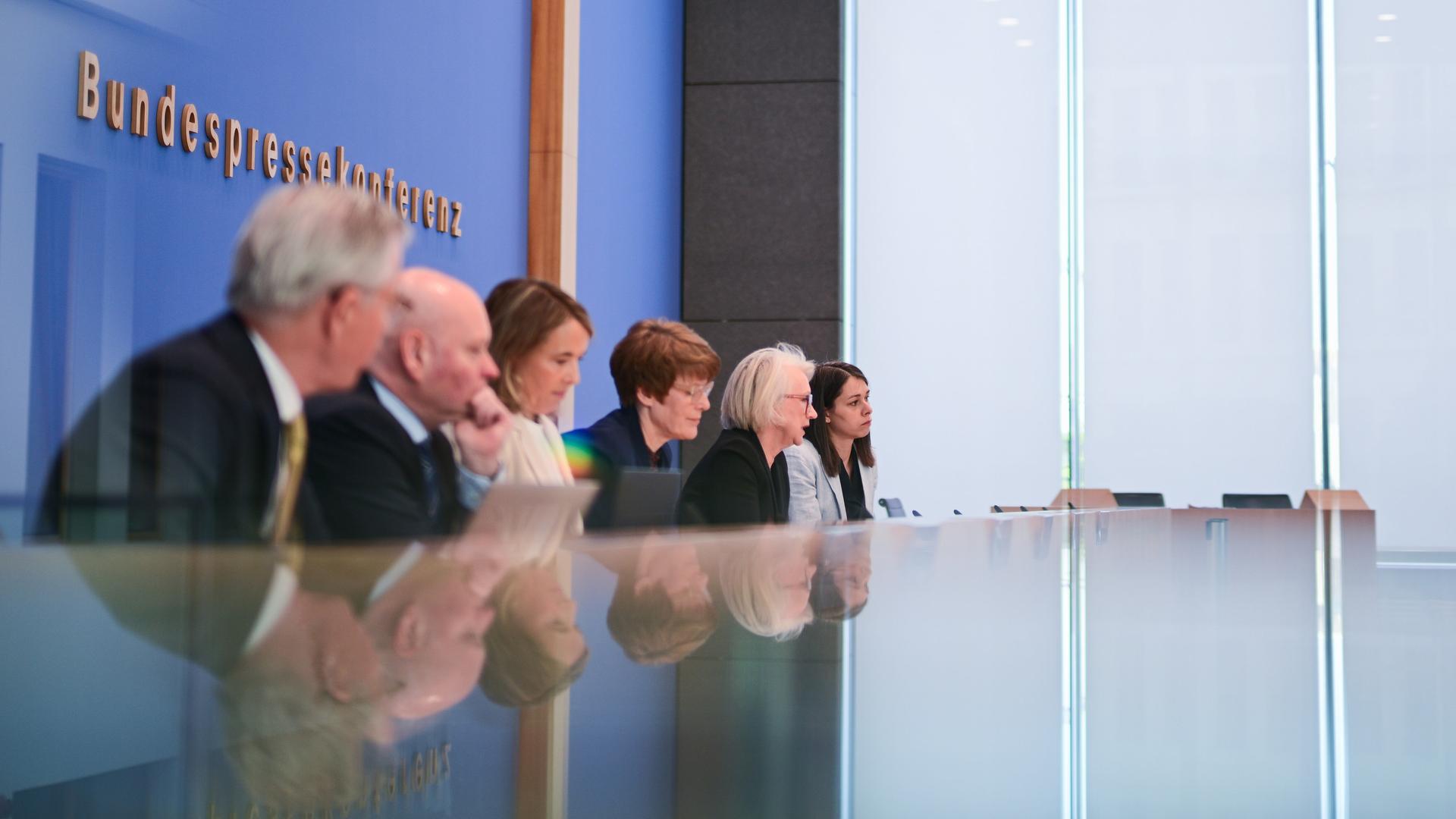 Die Wirtschaftsweisen sitzen während der Vorstellung des Frühjahrsgutachtens des Sachverständigenrates Wirtschaft in der Bundespressekonferenz. Die Wirtschaftsweisen sitzen während der Vorstellung des Frühjahrsgutachtens des Sachverständigenrates Wirtschaft in der Bundespressekonferenz.