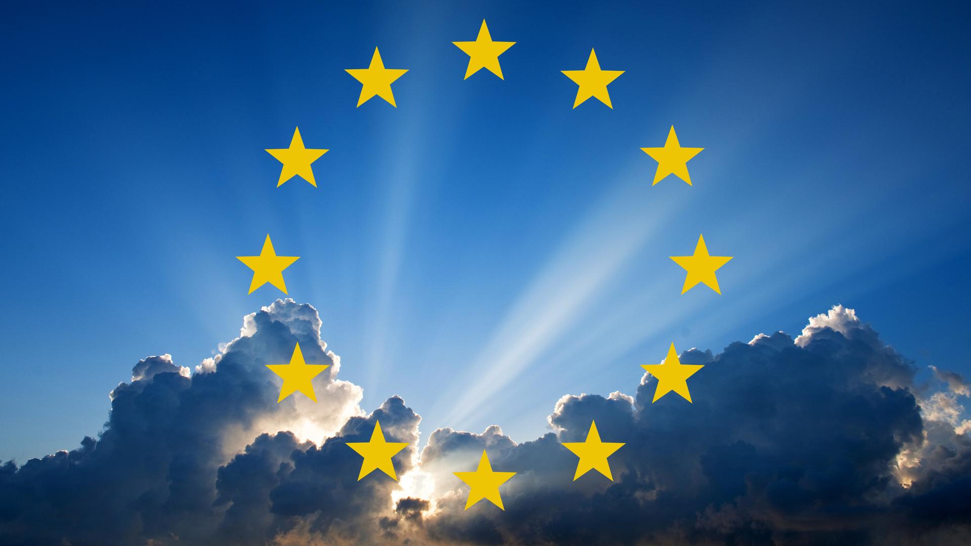 Wolken am Himmel, durch die Sonne scheint. Darauf eine Grafik der 12 gelben Sterne der europäischen Flagge. Wolken am Himmel, durch die Sonne scheint. Darauf eine Grafik der 12 gelben Sterne der europäischen Flagge.