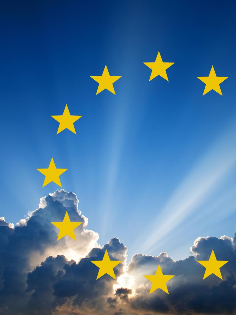 Wolken am Himmel, durch die Sonne scheint. Darauf eine Grafik der 12 gelben Sterne der europäischen Flagge. 