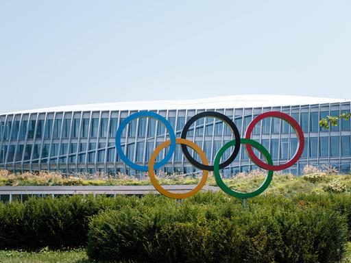 Die Olympischen Ringe vor der IOC-Zentrale ion Lausanne (Schweiz). Aktuell tagt die IOC-Generalversammlung in Mumbai.