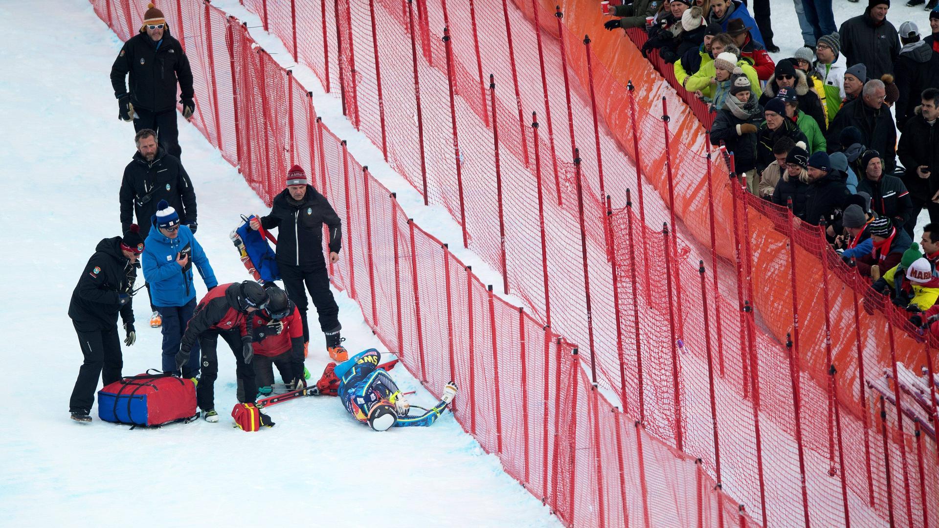 Sanitäter kümmern sich um den schwedischen Skifahrer Alexander Koell.