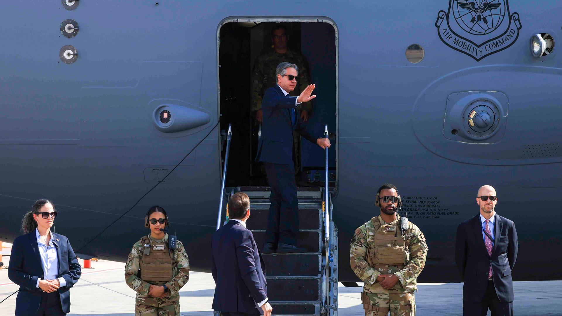 US-Außenminister Antony Blinken steigt in eine Flugzeug des US-Militärs ein und winkt. Er ist in Tel Aviv (20.08.2024)