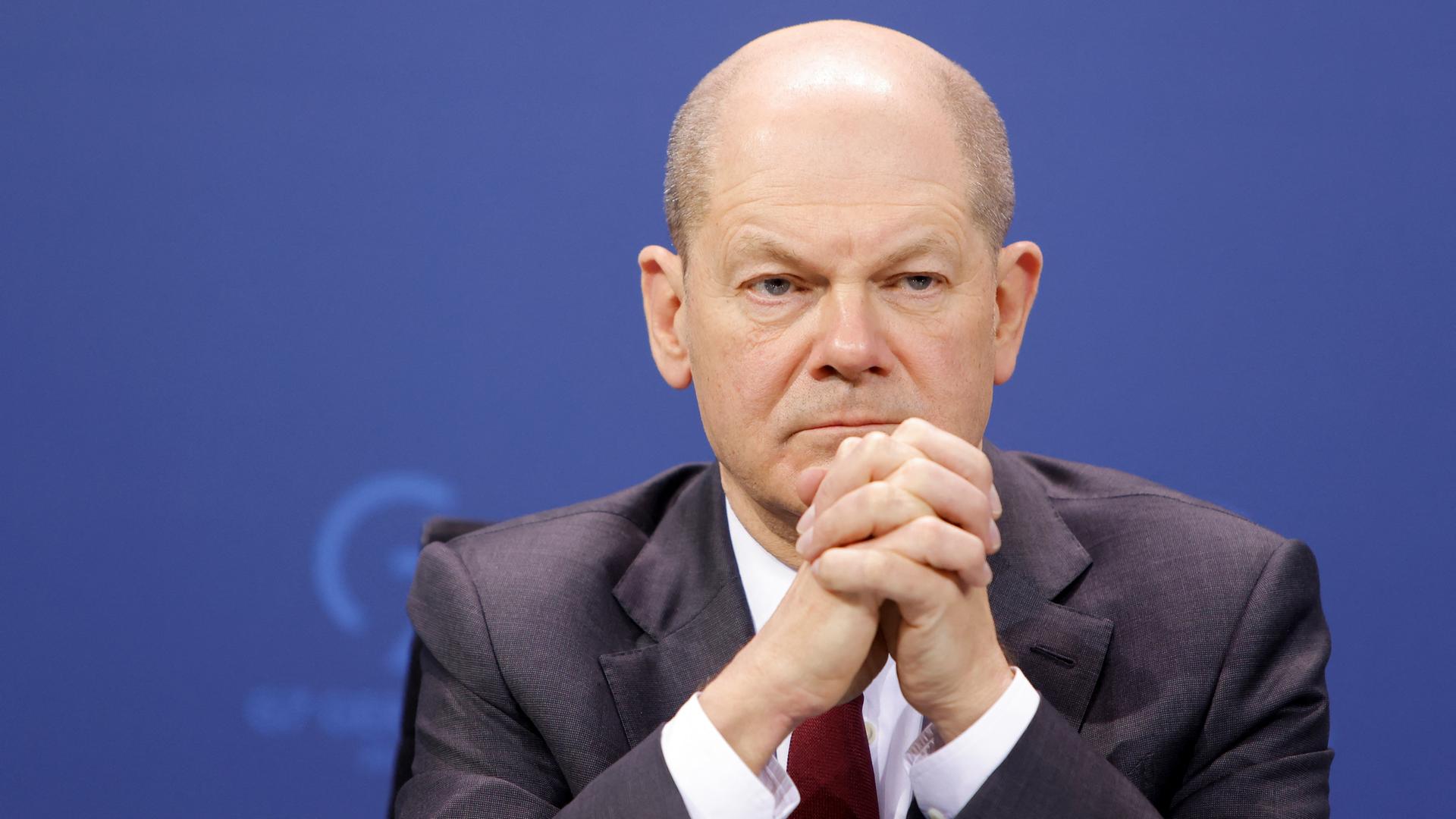 Bundeskanzler Olaf Scholz (SPD) guckt ernst und faltet dabei die Hände Bundeskanzler Olaf Scholz (SPD) guckt ernst und faltet dabei die Hände