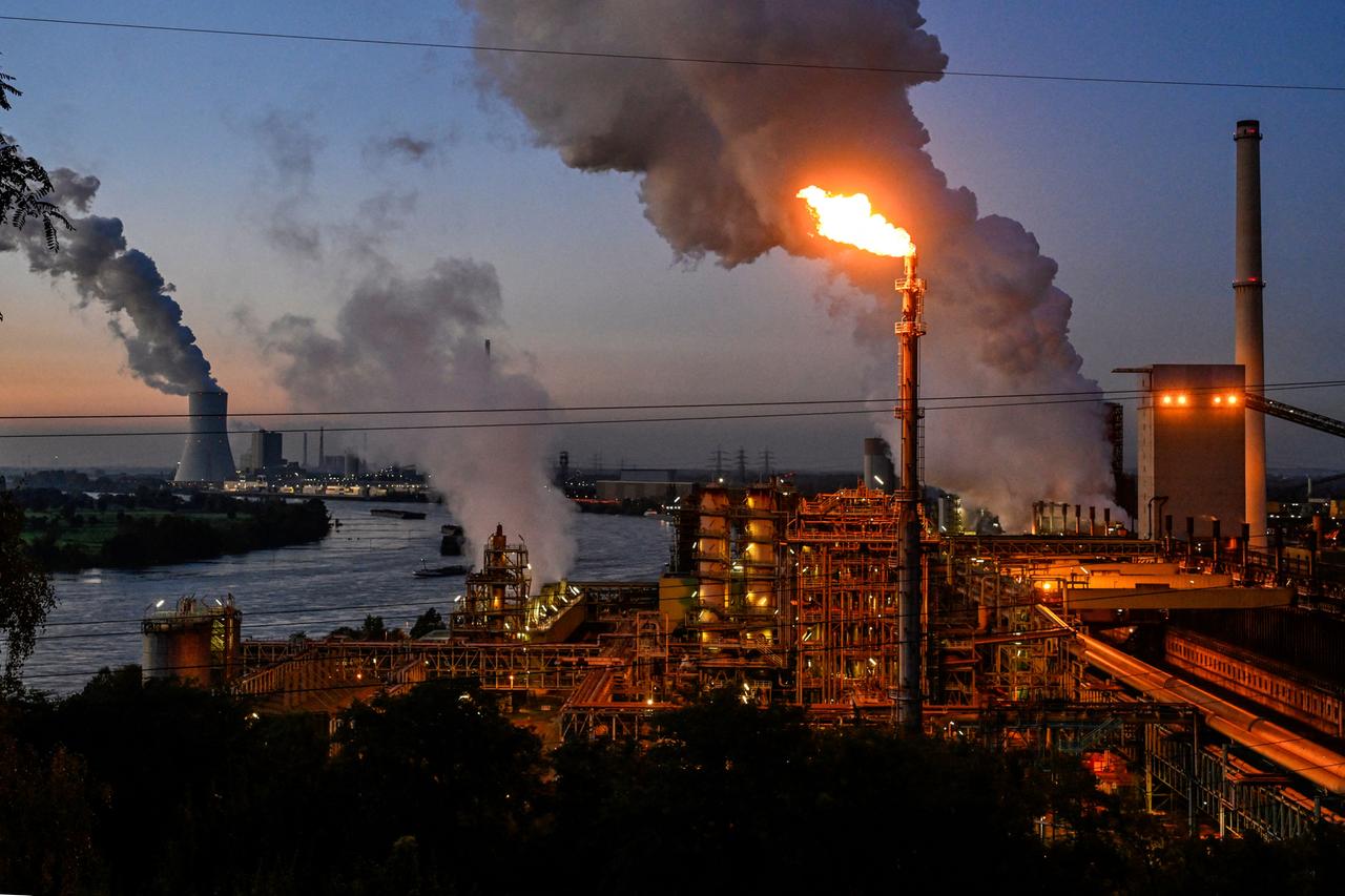 Vor Dämmerlicht steigt Dampf aus den Hochöfen der Thyssen-Krupp-Anlage in Duisburg auf.