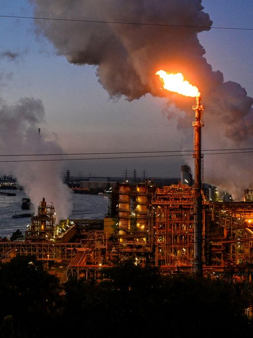 Vor Dämmerlicht steigt Dampf aus den Hochöfen der Thyssen-Krupp-Anlage in Duisburg auf.