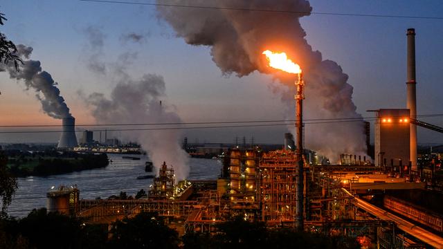 Vor Dämmerlicht steigt Dampf aus den Hochöfen der Thyssen-Krupp-Anlage in Duisburg auf.