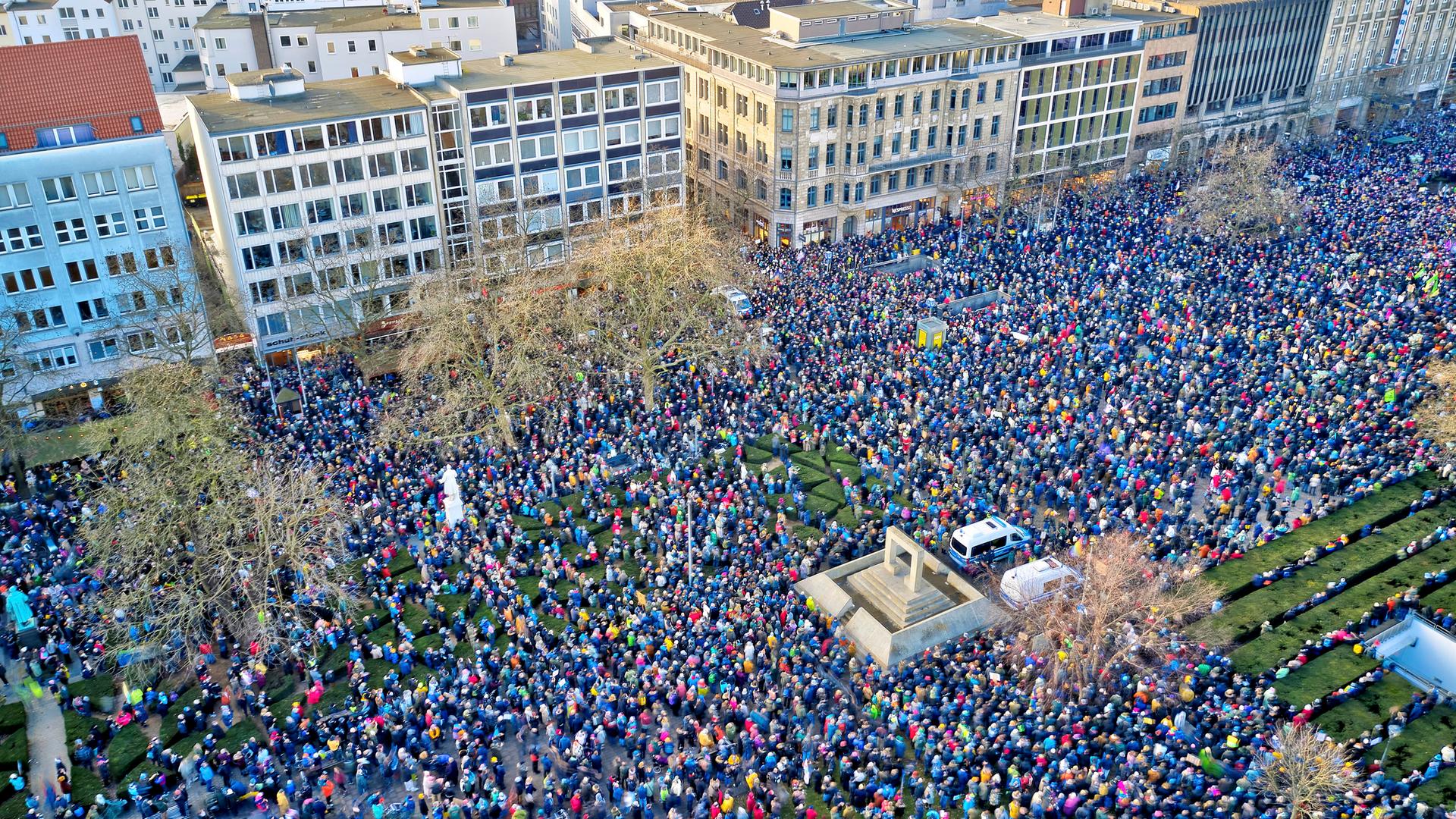 Luftaufnahme einer Demonstration in der Hannoveraner Innenstadt. Luftaufnahme einer Demonstration in der Hannoveraner Innenstadt.