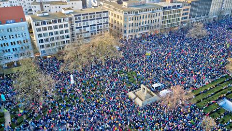 Luftaufnahme einer Demonstration in der Hannoveraner Innenstadt.