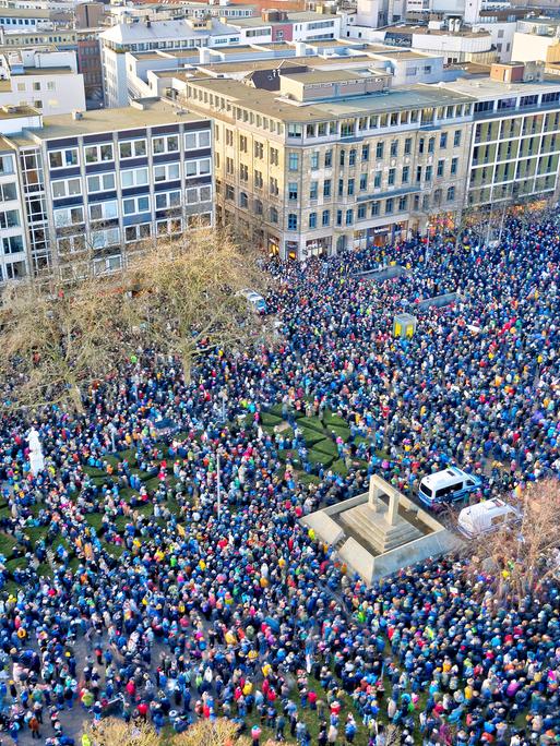 Luftaufnahme einer Demonstration in der Hannoveraner Innenstadt. Luftaufnahme einer Demonstration in der Hannoveraner Innenstadt.