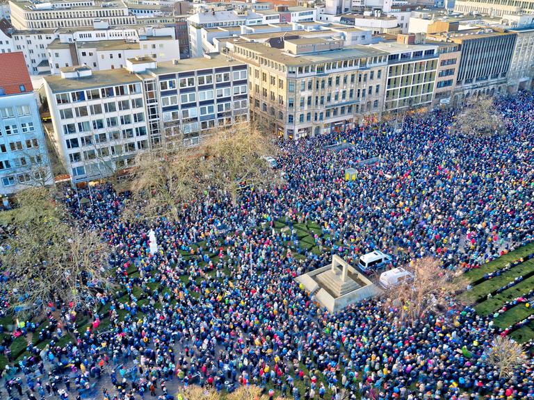 Luftaufnahme einer Demonstration in der Hannoveraner Innenstadt. Luftaufnahme einer Demonstration in der Hannoveraner Innenstadt.