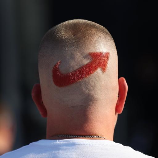 Ein AfD-Anhänger mit einem frisierten Logo der Partei auf dem Hinterkopf, nimmt an der Abschlusskundgebung der AfD Sachsen-Anhalt auf dem Domplatz in Magdeburg teil.