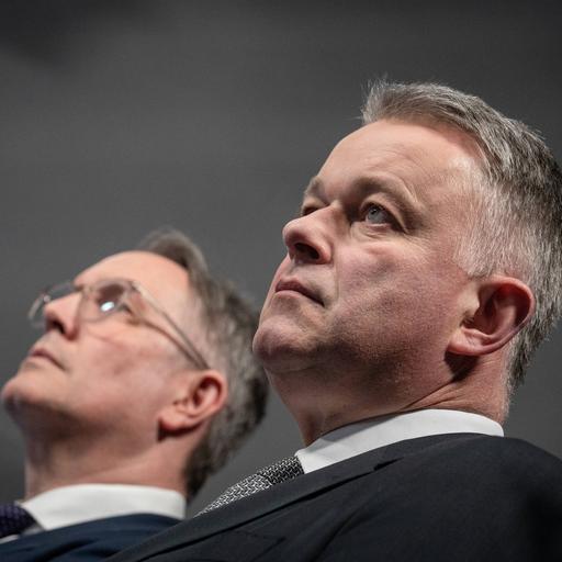 Wahlverlierer Alexander Schweitzer (l.), Ministerpräsident und SPD-Spitzenkandidat mit Wahlsieger Gordon Schnieder von der CDU im ARD-Wahlstudio bei der Landtagswahl 2026 in Rheinland-Pfalz 