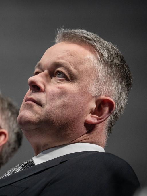 Wahlverlierer Alexander Schweitzer (l.), Ministerpräsident und SPD-Spitzenkandidat mit Wahlsieger Gordon Schnieder von der CDU im ARD-Wahlstudio bei der Landtagswahl 2026 in Rheinland-Pfalz 