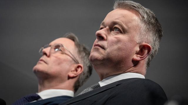 Wahlverlierer Alexander Schweitzer (l.), Ministerpräsident und SPD-Spitzenkandidat mit Wahlsieger Gordon Schnieder von der CDU im ARD-Wahlstudio bei der Landtagswahl 2026 in Rheinland-Pfalz 