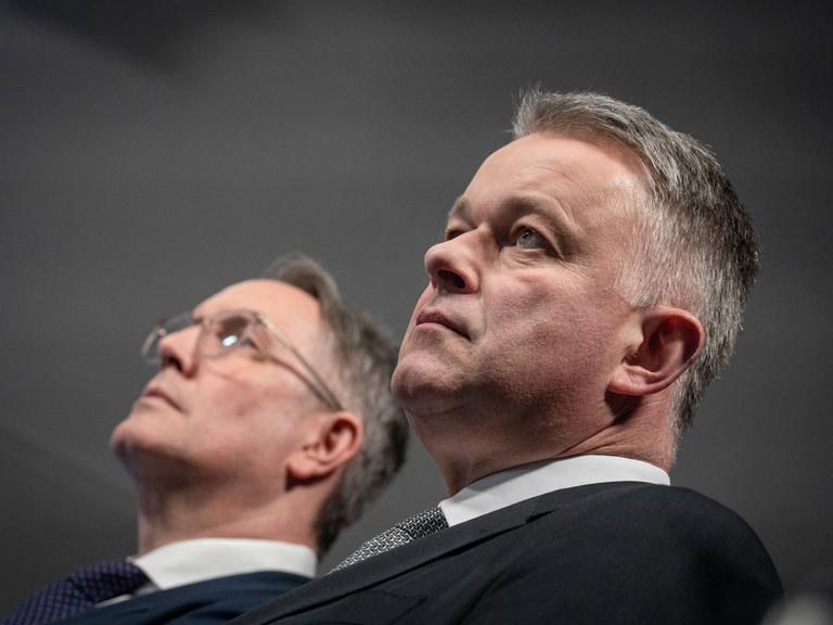 Wahlverlierer Alexander Schweitzer (l.), Ministerpräsident und SPD-Spitzenkandidat mit Wahlsieger Gordon Schnieder von der CDU im ARD-Wahlstudio bei der Landtagswahl 2026 in Rheinland-Pfalz 