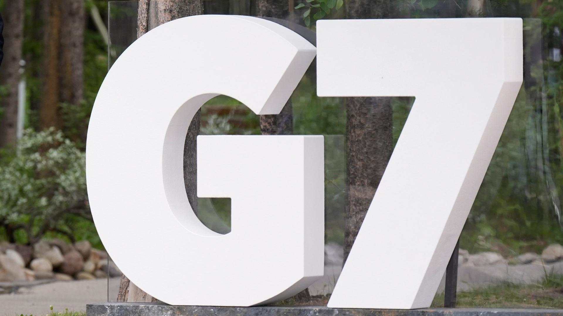 G7 in zwei großen weißen alphanumerischen Zeichen G7 in zwei großen weißen alphanumerischen Zeichen