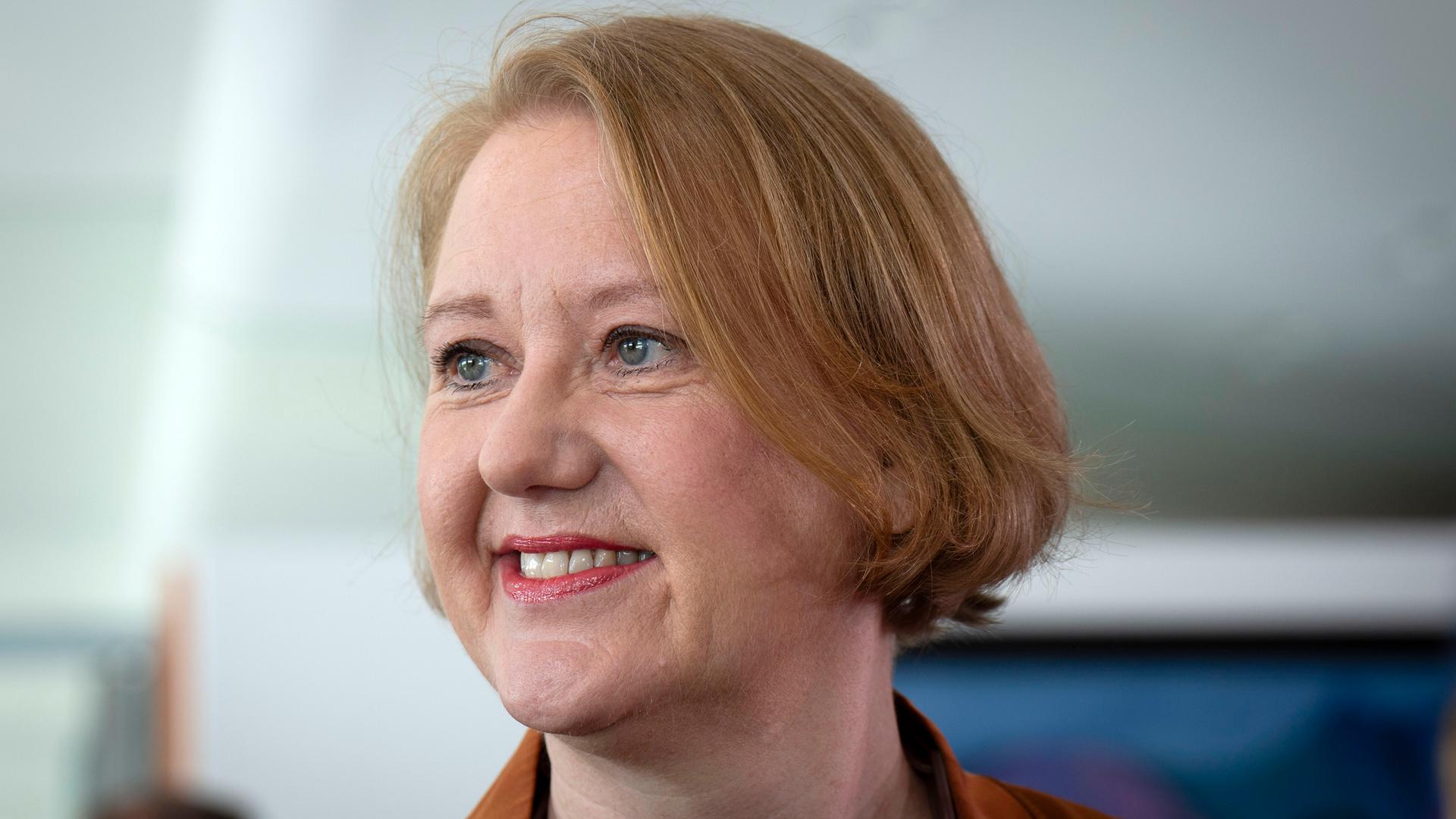 Lisa Paus posiert in Berlin für ein Porträtfoto und lächelt dabei.